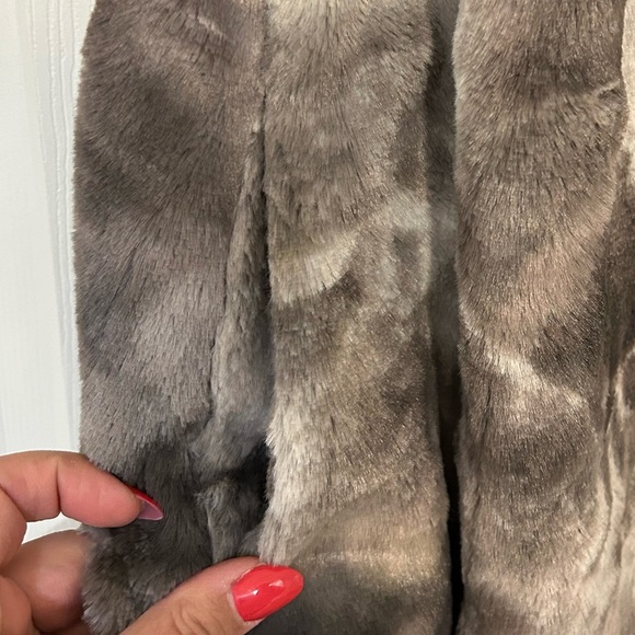 4/$20 Chico’s faux fur plush vest beige black with mandarin collar- size S- 4 US - Picture 4 of 10